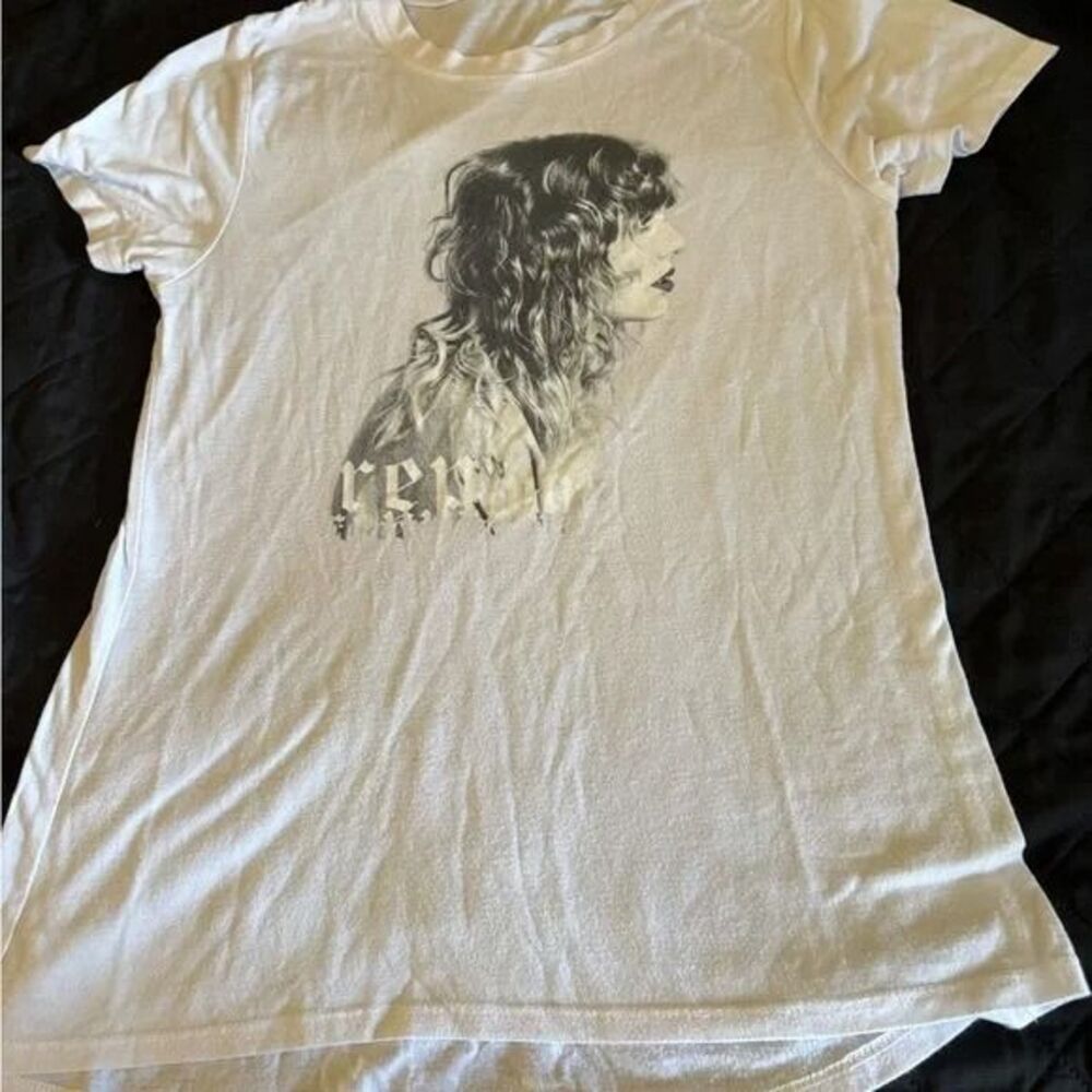 Taylor Swift "Reputation" era concert t-shirt. Small